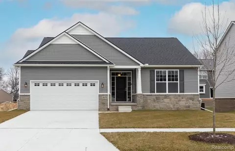 8676 Sawgrass Ln, White Lake, MI 48386
