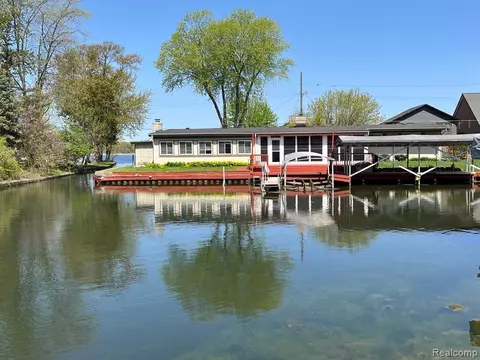 11865 Algonquin Dr, Pinckney, MI 48169