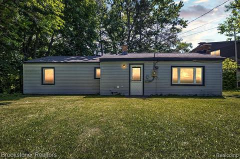 18391 Pellett Dr, Fenton, MI 48430