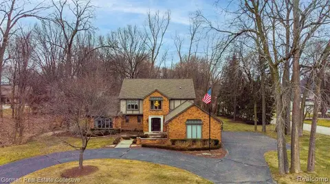 17525 Iris Cir, Clinton Township, MI 48036