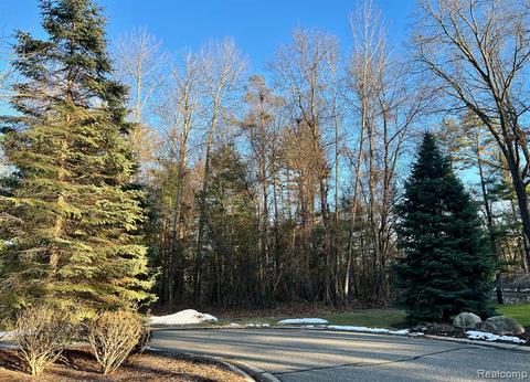 1888 Arrowhead Trl, Oxford, MI 48371