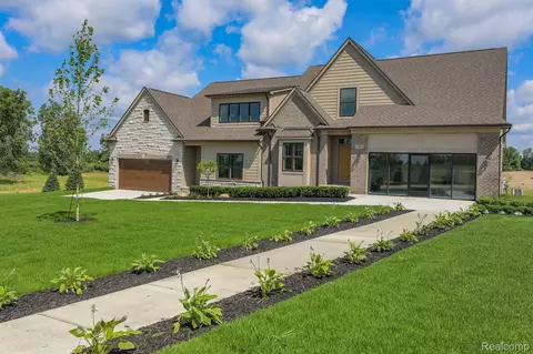 650 Brookstone Dr, Oxford, MI 48371