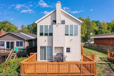 5507 Dooley Dr, Linden, MI 48451