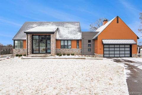 595 Tracy Ln, Milford, MI 48381