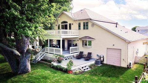 35732 Erie Dr, Rockwood, MI 48173