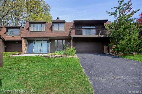 2136 Rhine Rd, West Bloomfield, MI 48323