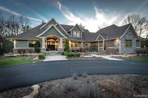 5280 Bauer Rd, Brighton, MI 48116