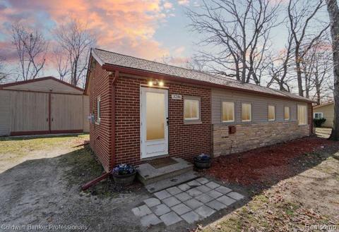 3286 Oakridge Dr, Highland, MI 48356