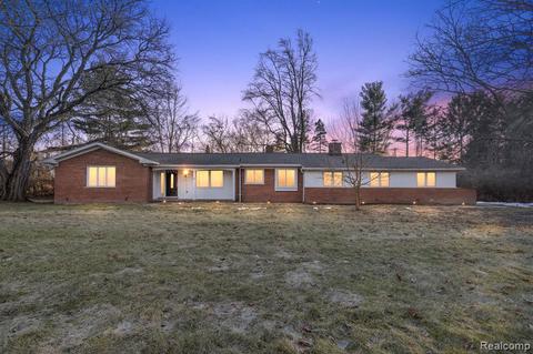 1211 Rugby Cir, Bloomfield Hills, MI 48302