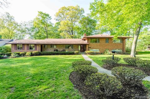 19526 Riverside Dr, Beverly Hills, MI 48025