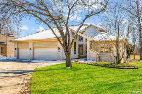 8528 Cadillac Cir, Grosse Ile, MI 48138