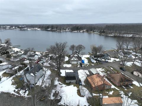402 Oglethorpe Dr, Lapeer, MI 48446 photo 1