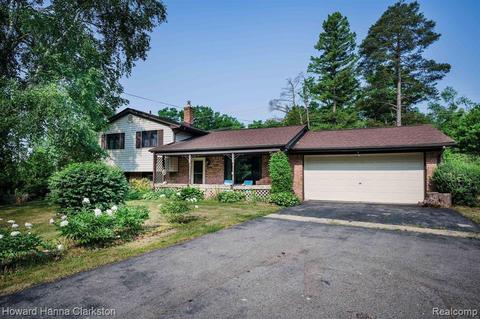 2011 Teggerdine Rd, White Lake, MI 48386