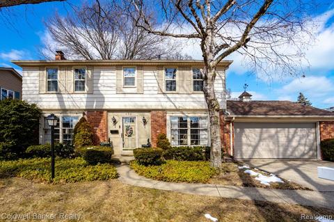 636 Woods Ln, Grosse Pointe Woods, MI 48236
