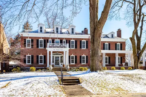 512 Washington Rd, Grosse Pointe, MI 48230