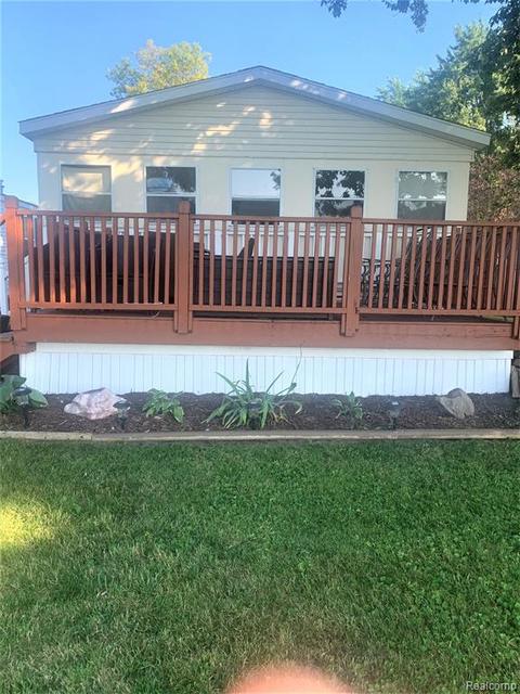 49337 Aulac Dr, Chesterfield, MI 48051