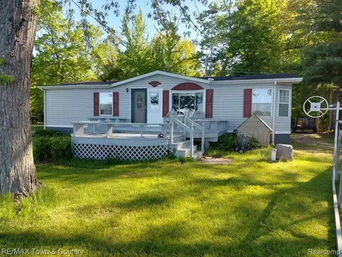 310 E Holland Lake Dr, Sheridan, MI 48884