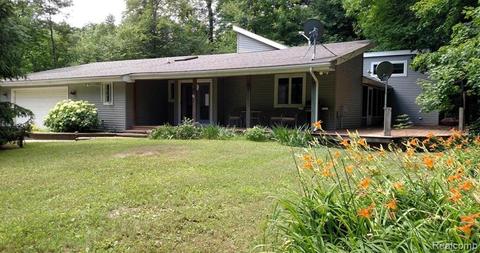 5460 Fair Acres Dr, Lapeer, MI 48446