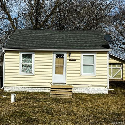 1020 W Schumacher Ave, Flint, MI 48507