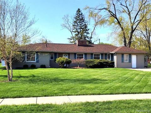 8343 Grays Dr, Grosse Ile, MI 48138
