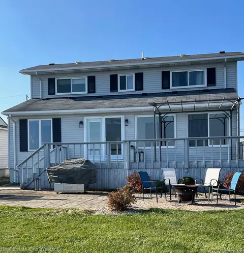 6591 River Rd, Marine City, MI 48039