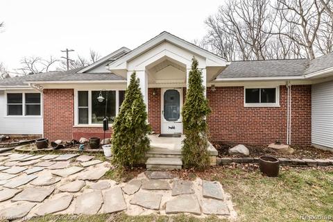 2470 Hunter Rd, Brighton, MI 48114