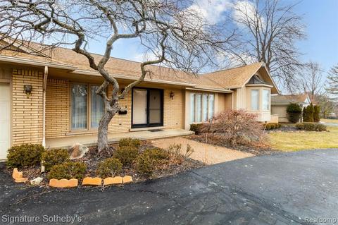 5324 Greenbriar Dr, West Bloomfield, MI 48323