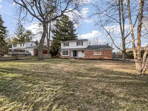 645 Fox River Dr, Bloomfield Hills, MI 48304