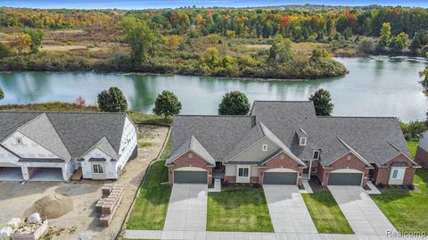 951 Sloane Ct, White Lake, MI 48386