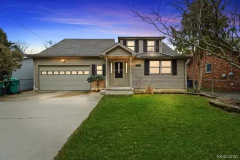 35569 Erie Dr, Brownstown, MI 48173