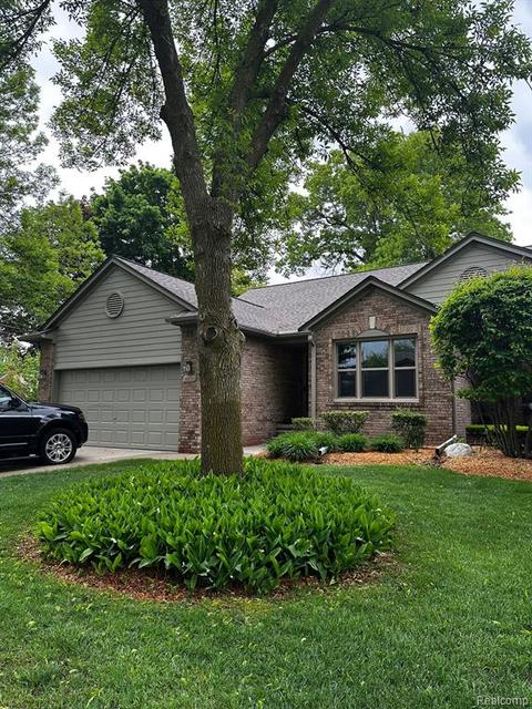 4478 Glenoaks Ct, Warren, MI 48092