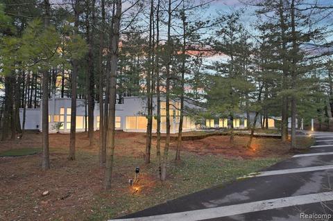 24265 Bingham Ct, Bingham Farms, MI 48025