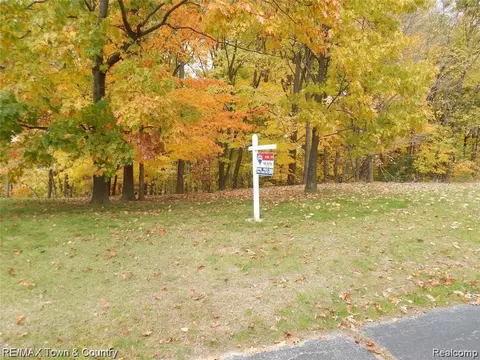 2182 Wood Hl, Flint, MI 48532