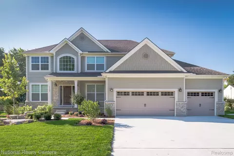 515 Lake Manitou Trl, Oxford, MI 48371