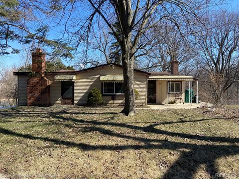 390 Hillfield Rd, Auburn Hills, MI 48326