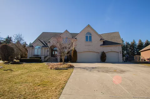 49404 Compass Point Dr, Chesterfield, MI 48047