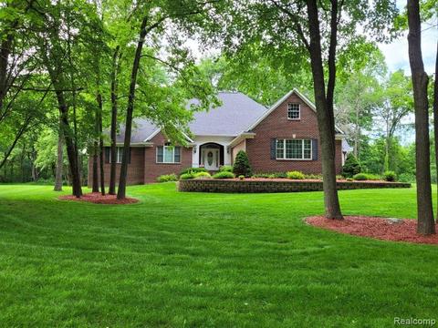 13448 Chateau Cove Dr, Holly, MI 48442