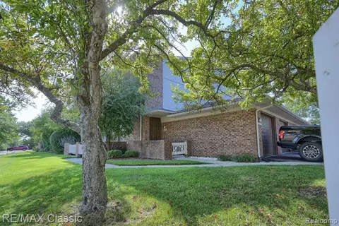 6527 Maple Lakes Ct #14, West Bloomfield, MI 48322