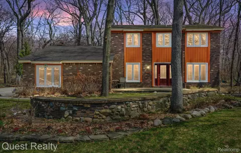 3657 Old Pine Way, West Bloomfield, MI 48324