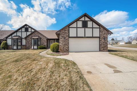 6092 Oak Creek Dr, Swartz Creek, MI 48473