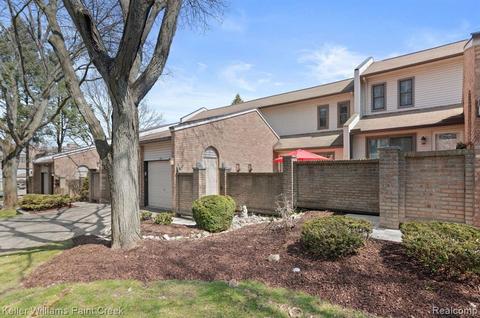 374 Willow Grove Ln, Rochester Hills, MI 48307