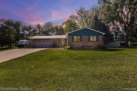 3683 Taggett Lake Dr, Highland, MI 48357