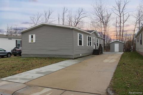 29850 Meadow Ln, Gibraltar, MI 48173