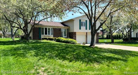 2541 Gemini Ct, Lake Orion, MI 48360