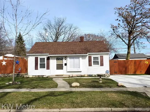 156 Kensington Ave, Ferndale, MI 48220