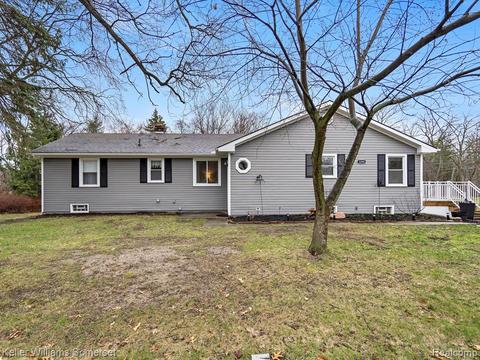 1299 S Hospital Rd, Waterford, MI 48327
