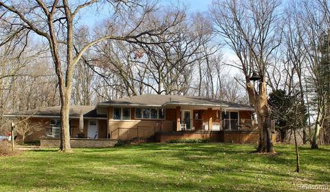 6875 Farley Rd, Pinckney, MI 48169