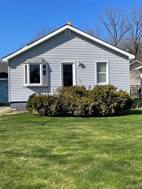 2740 Chrysler Ave, Waterford, MI 48328