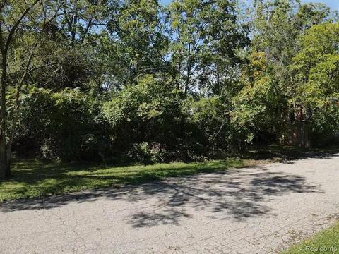 4655 Sherbourne Ave, Waterford, MI 48327