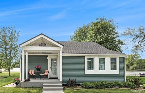 6872 N Mahinske Dr, Brighton, MI 48114